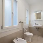 Venezia, 15 Minutes From Venice, Parking,shuttle Airport, Train Station Miranese Mestre