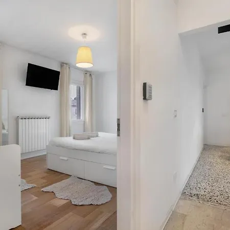 Venezia, 15 Minutes From Venice, Parking,shuttle Airport, Train Station Miranese Apartament