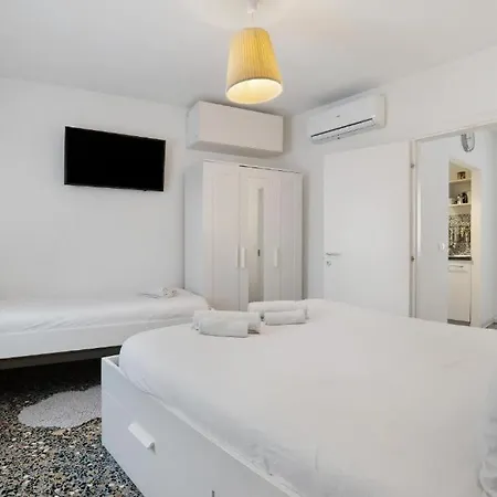 Venezia, 15 Minutes From Venice, Parking,shuttle Airport, Train Station Miranese Mestre